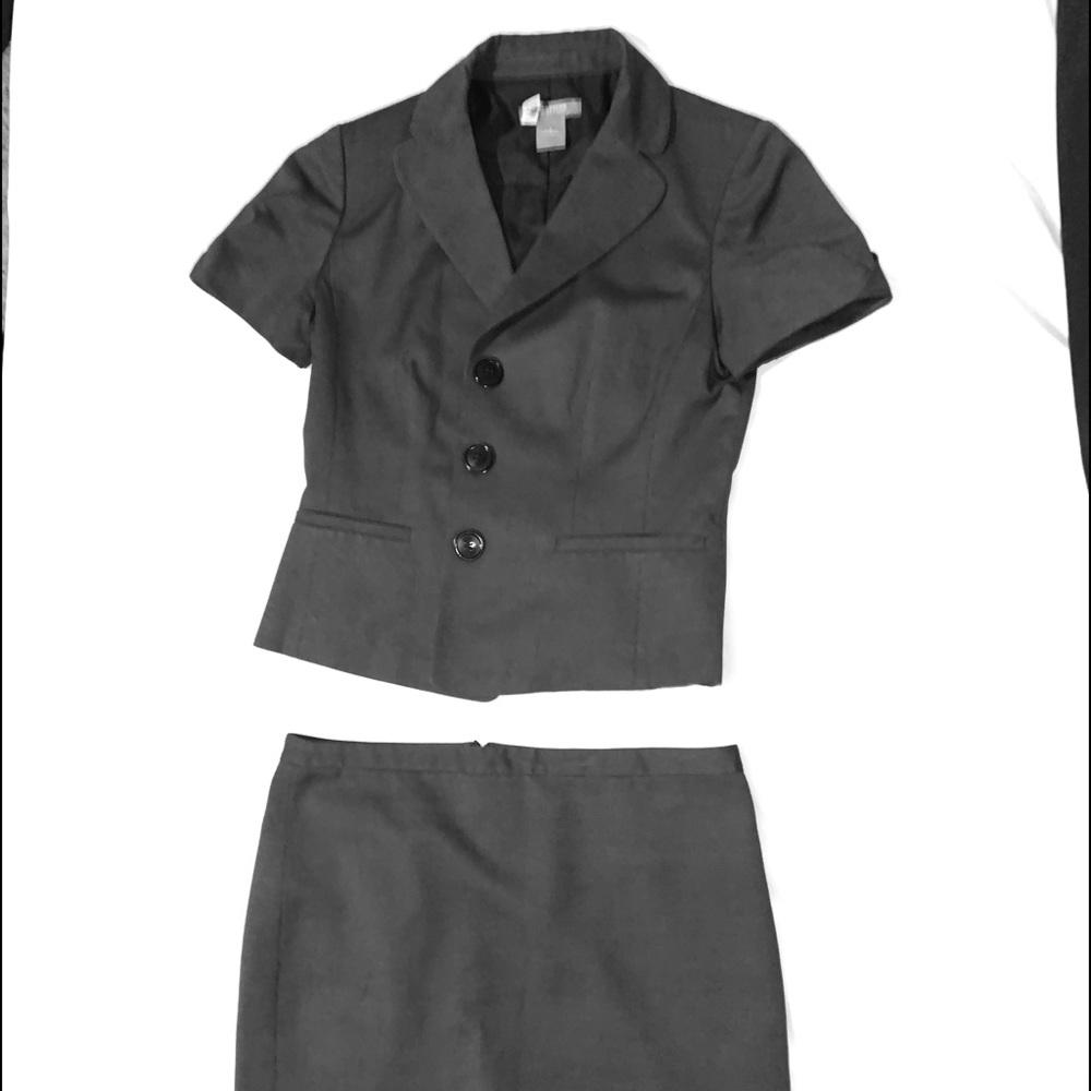 Skirt suit